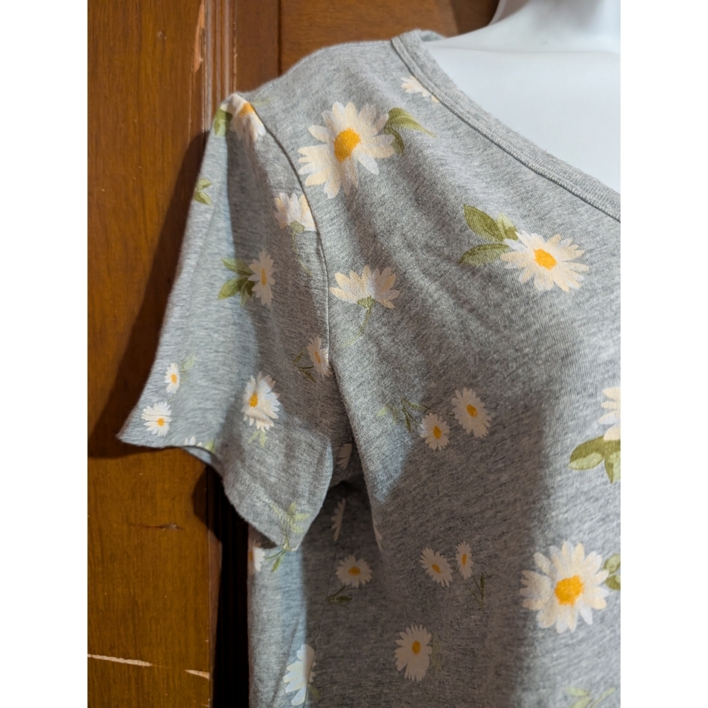 Old Navy Everywhere V-Neck "Friendly Daisy" Printed Tee - Picture 4 of 9